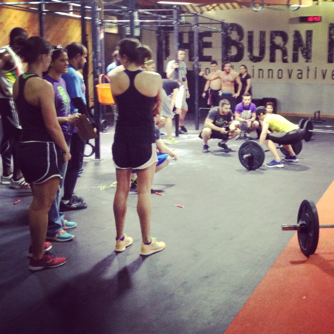 bra eksempel på samholdet i crossfitmiljøet: her er det en dame som slet veldig med snatchene. For hver rep hun klarte gjennomføre fikk hun stående applaus av alle som var der. I crossfit er det den som blir ferdig sist som får størst applaus- I love it!