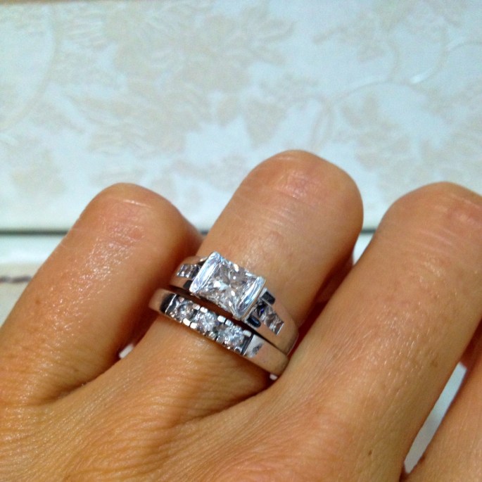 ..og selvfølgelig gifteringen som både var den ringen Ian fridde med, og nå har blitt giftering. Den andre ringen fikk jeg i morgengave etter brylluppet- my man got style! :-D