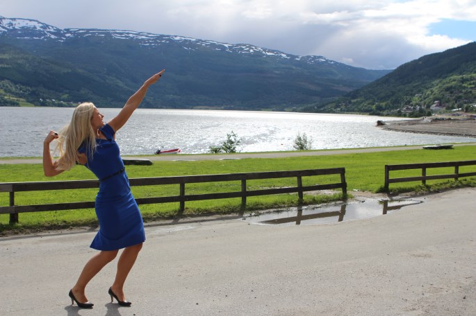 lørdag tok vi på oss finstasen og dro i bryllup